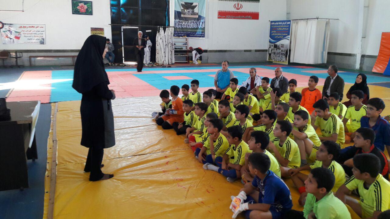 برگزاری کلاس آموزشی برای هنر آموزان مدرسه فوتبال البرز هچیرود