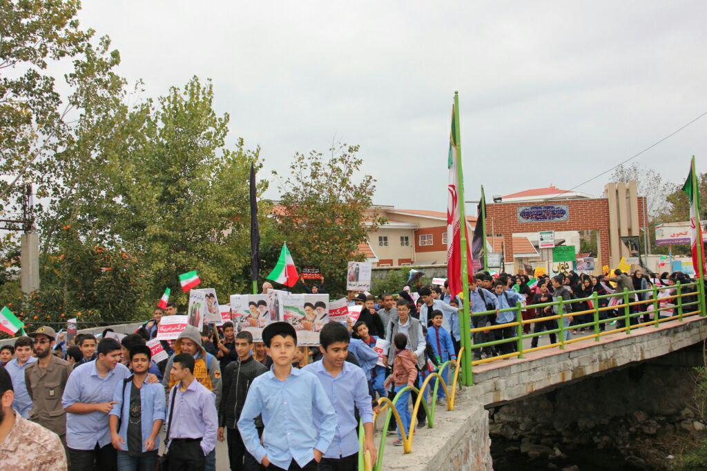 مراسم راهپیمایی استکبار ستیزی ۱۳ آبان با حضور مسئولین و دانش آموزان مدارس شهر هچیرود برگزار گردید