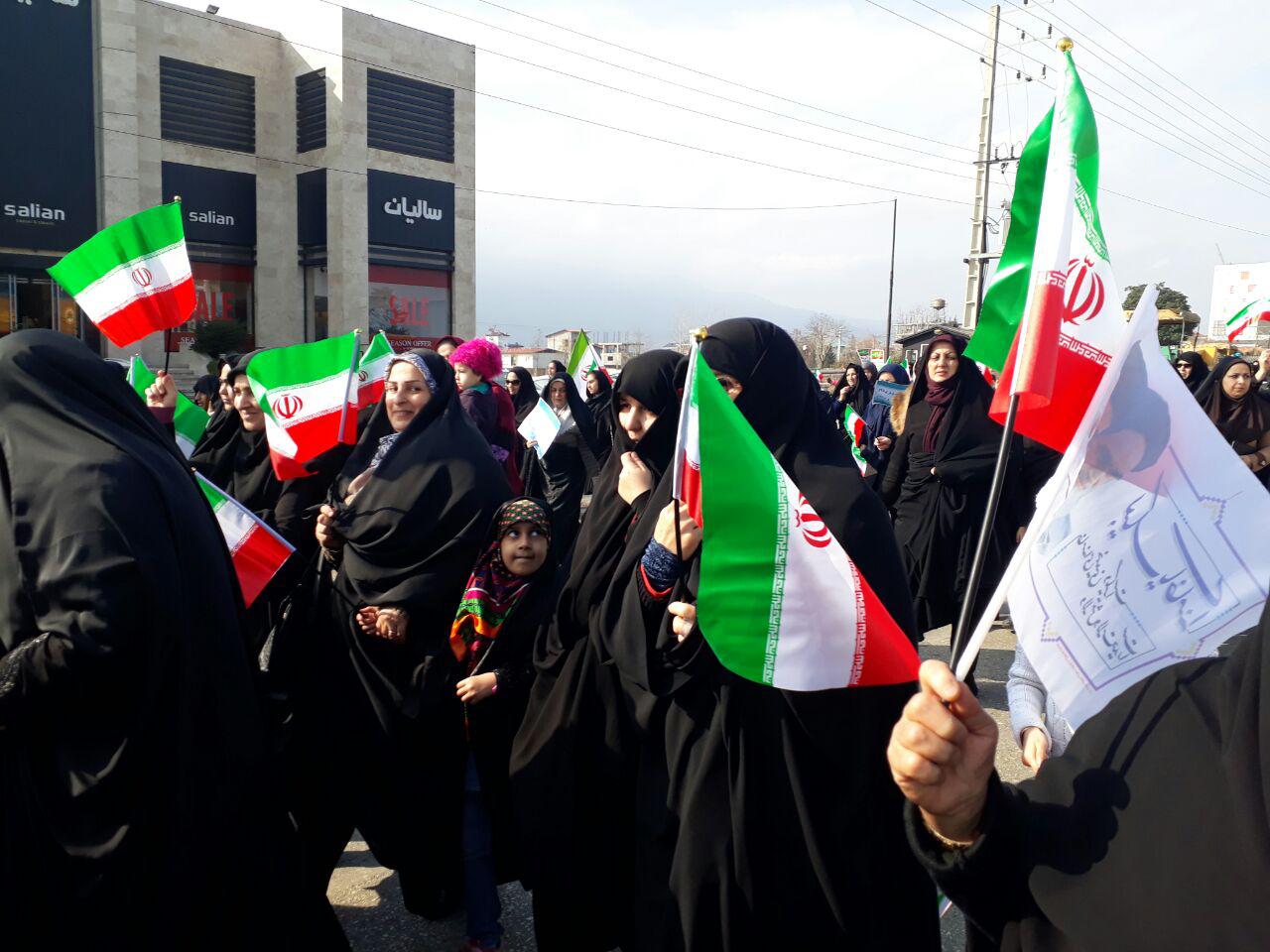 گزارش تصویری: حضور پرشور بانوان شهر هچیرود در مراسم راهپیمایی ۲۲ بهمن